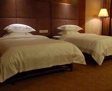 הנגיאנג Hollyear Hotel שירותים תמונה